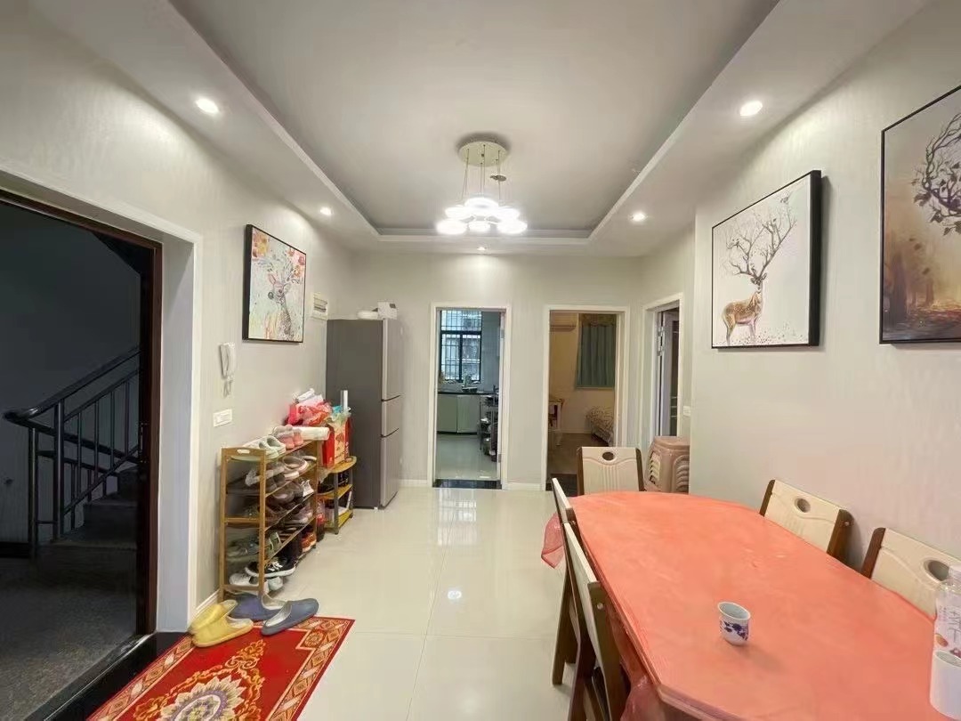 68，仙桃四中旁边，单价3800，步梯好楼层，9成新，精装三房