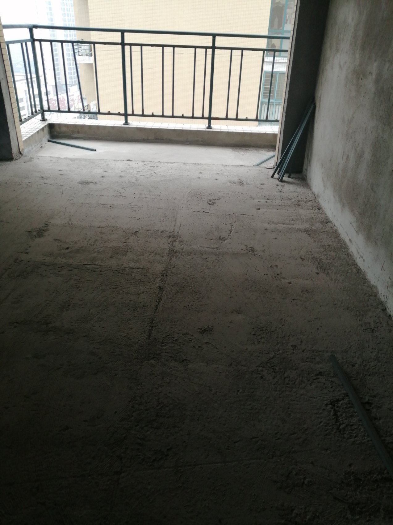 新城一号二期毛坯边户，南北通透，证满二