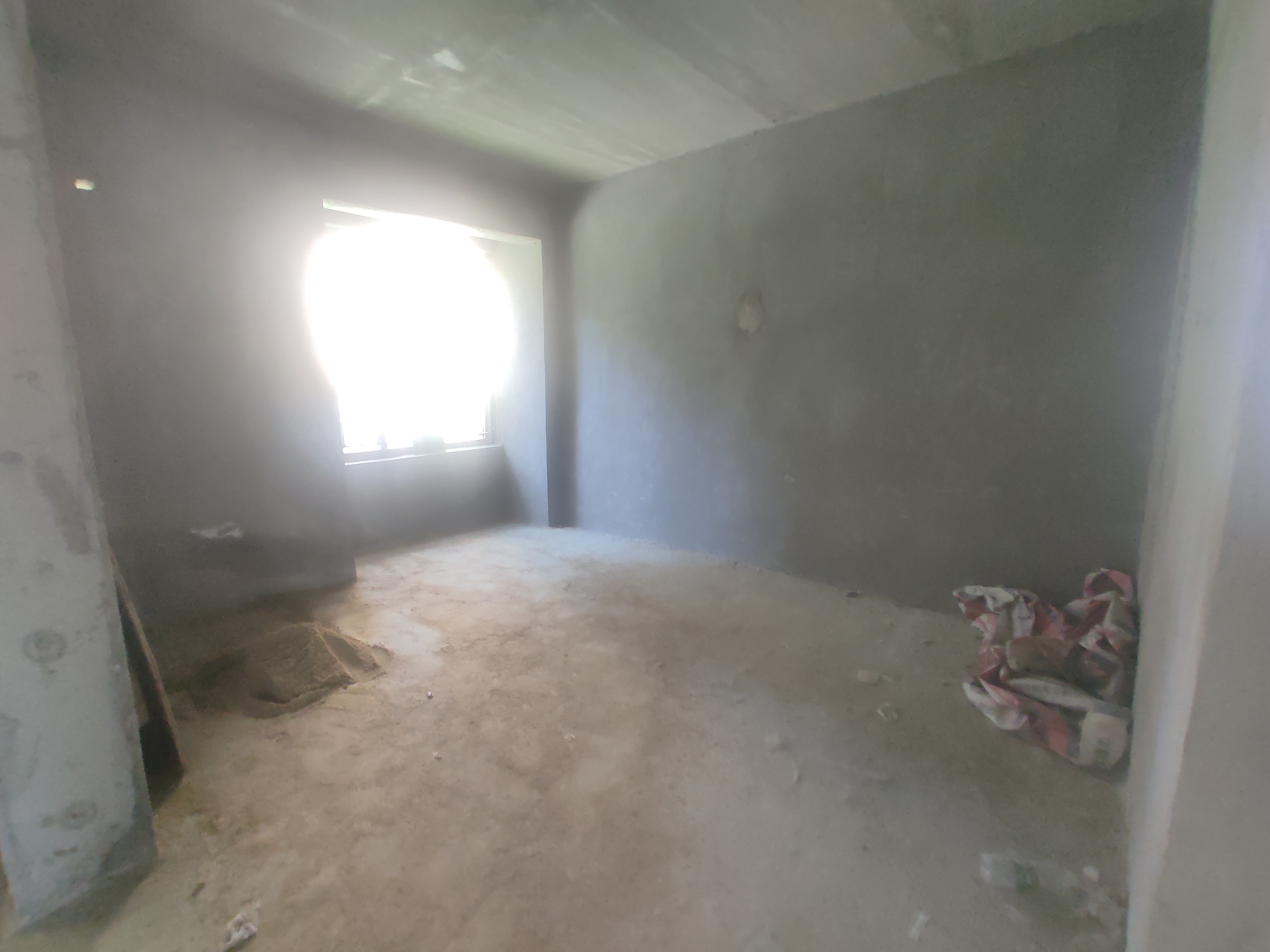 沔阳公馆毛坯三房两卫边户.代超达露台担架只要5000.看房方便