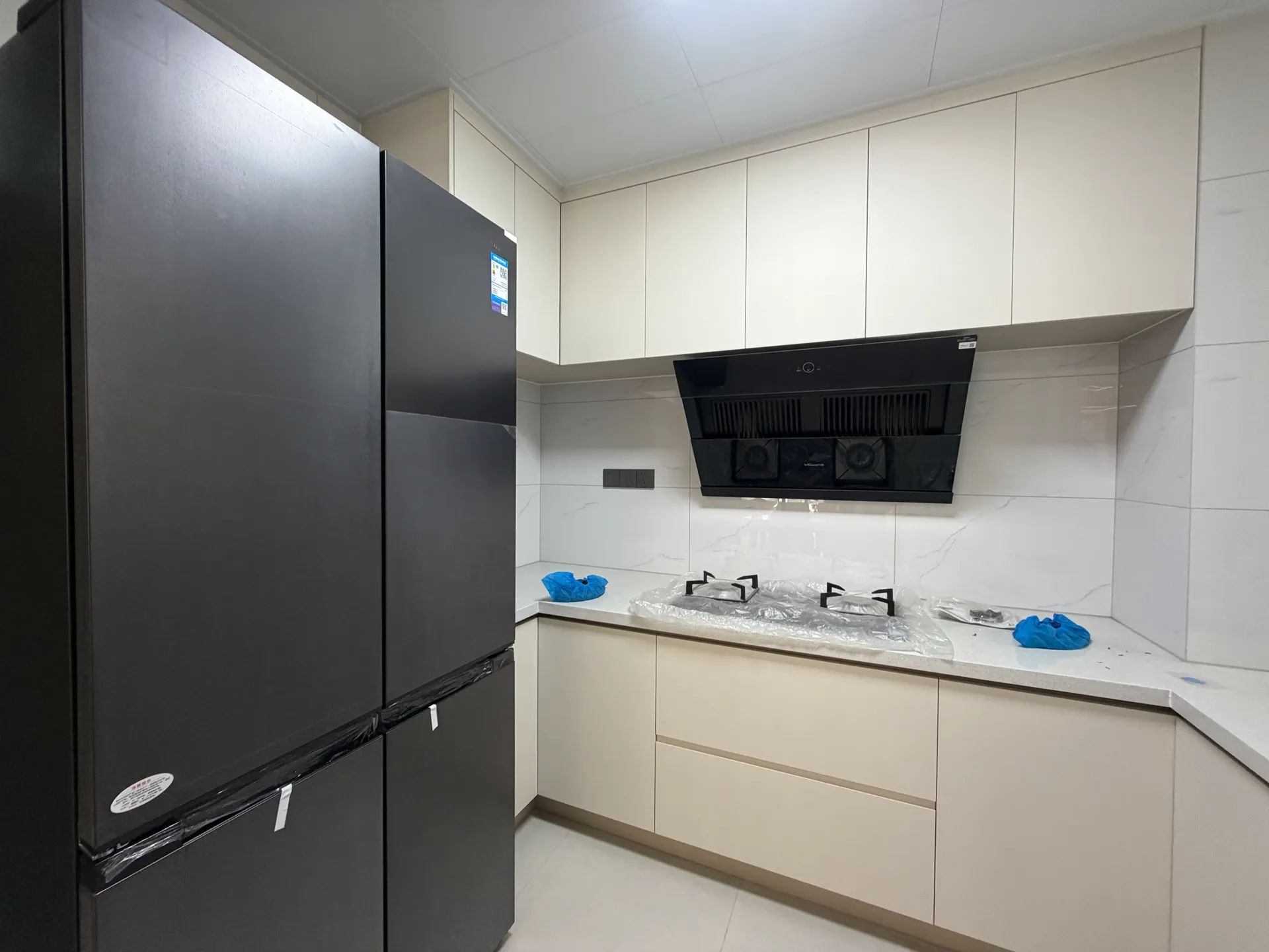 双书包，风和日丽，精装三房两卫，全新装修家，家电齐全，证满二带车位。