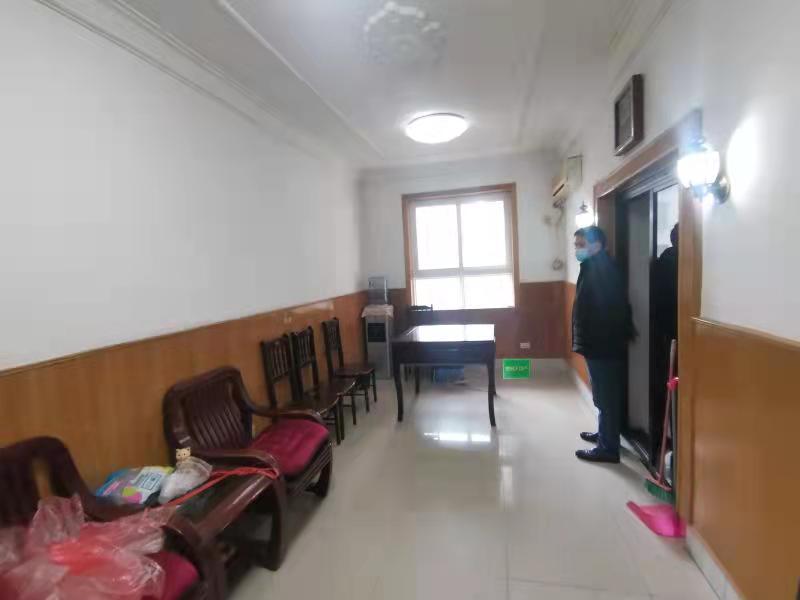 大洪小区大三房带超大转交阳台，南北通透复古跃式风格