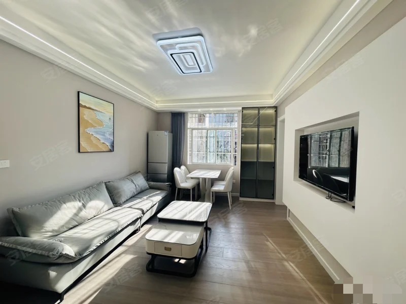 174，仙桃大洪小区  ，步梯三楼 ，全新装修。精装三房，采光好，拎包入住