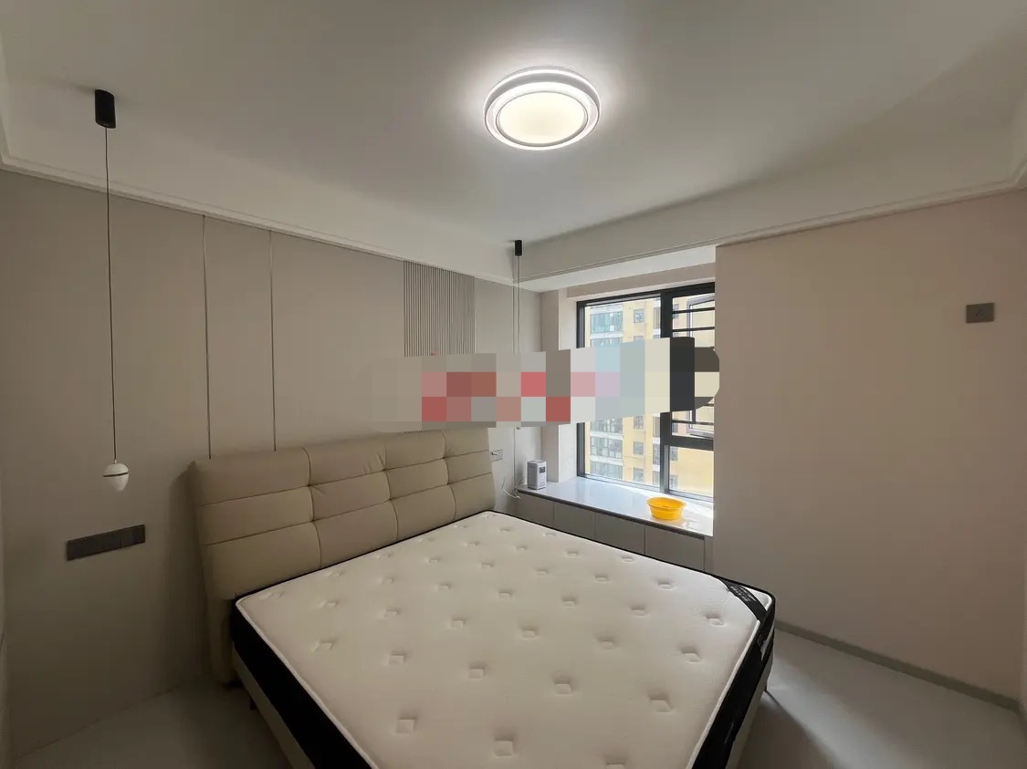 城南，新城壹号四期，湖景房，房东自装9.9成新，精装3房1卫，证满两年，好楼层，