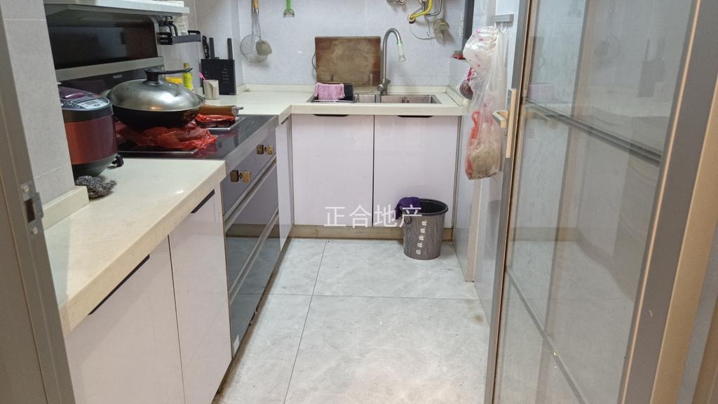 房东诚心出售，仙桃满庭春，精装3房，单价5100，户型方正，好楼层