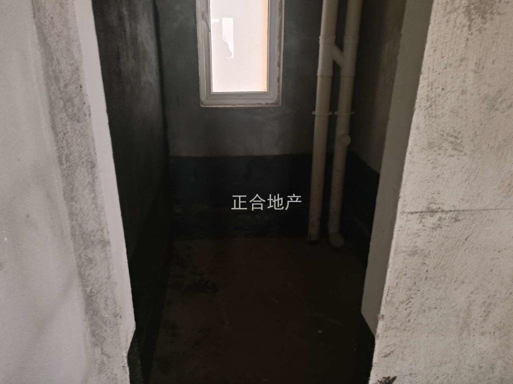 急售，森林国际城，电梯好楼层，满两年毛坯3室2厅2卫，二中二小