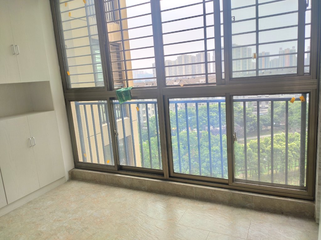 急售南国明珠精装修四室总价才83万满二看房方便