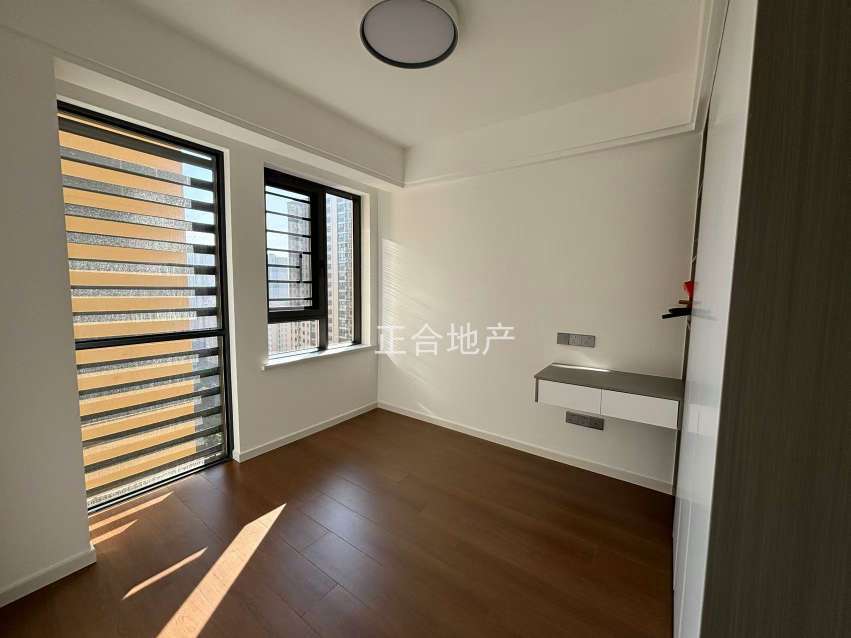 对面仙桃小穴，新三中全新装修三房，满二