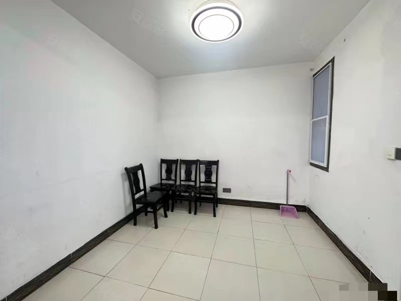 260，实验四小旁，步梯二楼。总价20万，精装大两房，证满二