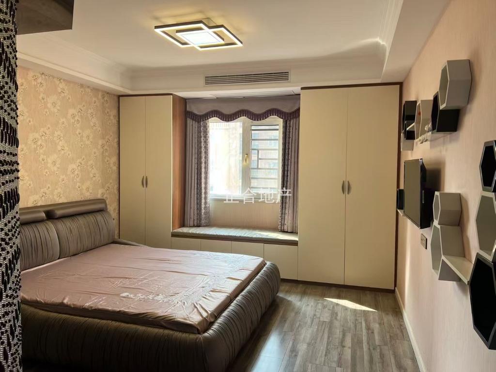 捡漏，满‮春庭‬，电梯小‬高层，好楼层16楼，东边户，​精装三房，​送‬车位，