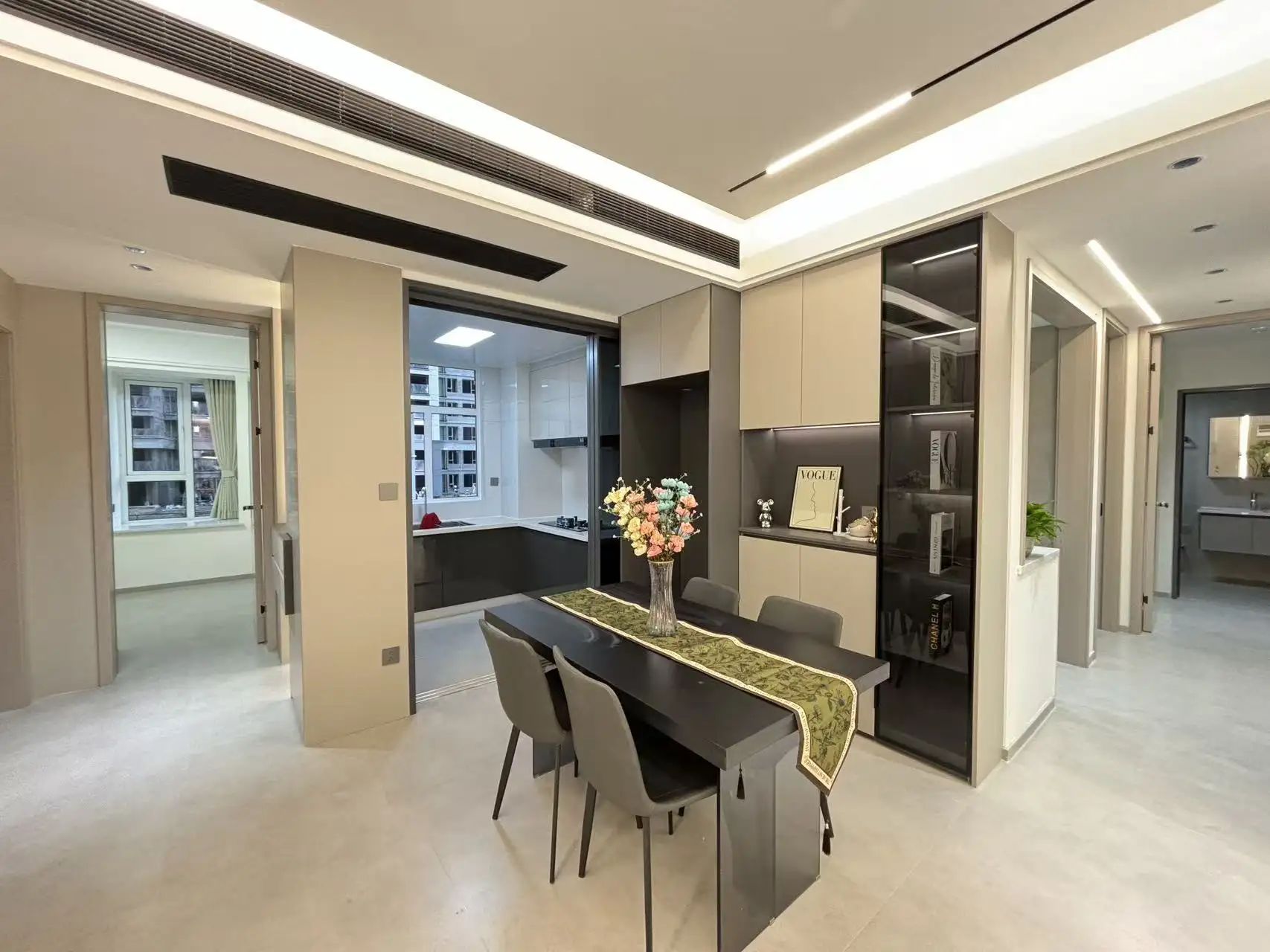 风和日丽，双书包，精装四房二卫，带车位，全新装修，证满二