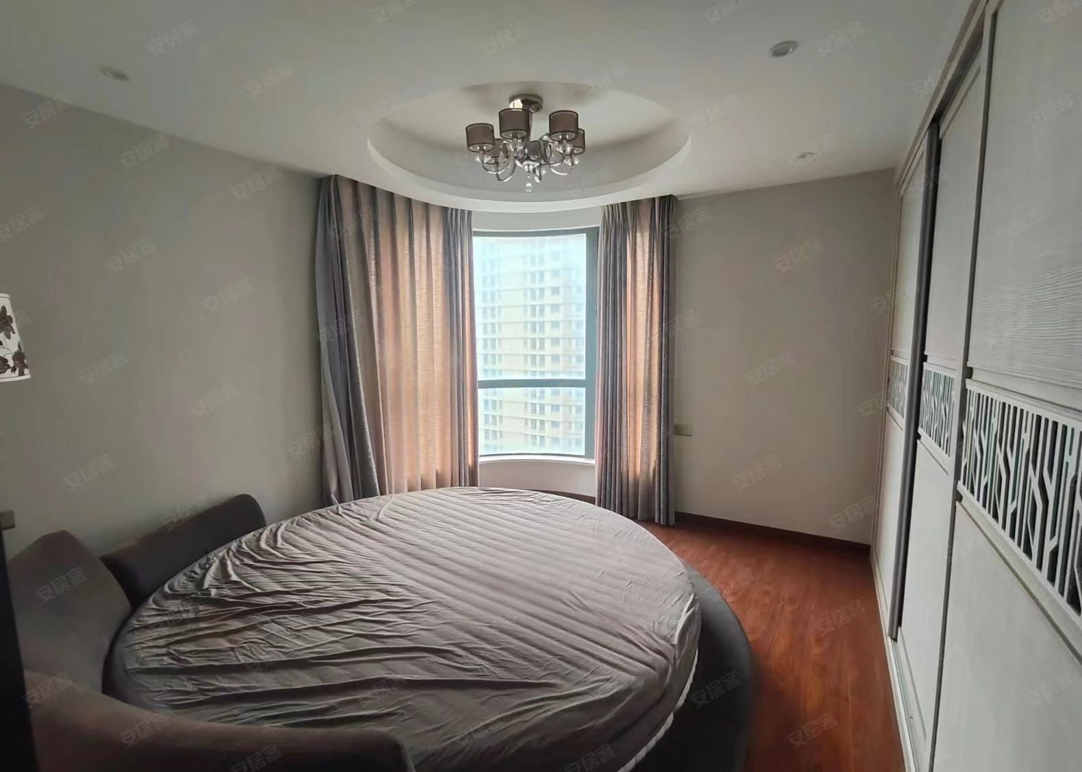 61，业主降价急售，精装三房，电梯中间楼层，单价5900，证满二