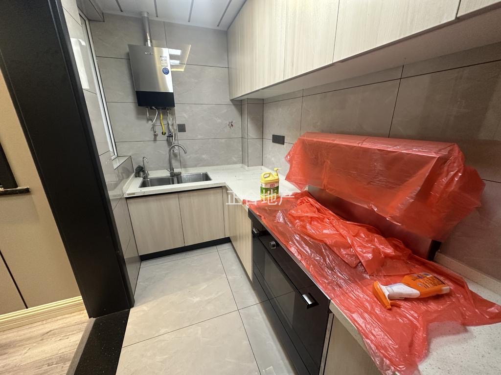 房东诚心出售、满庭春，中间楼层，精装供暖三房装修了20大几万，证满二，看中可谈