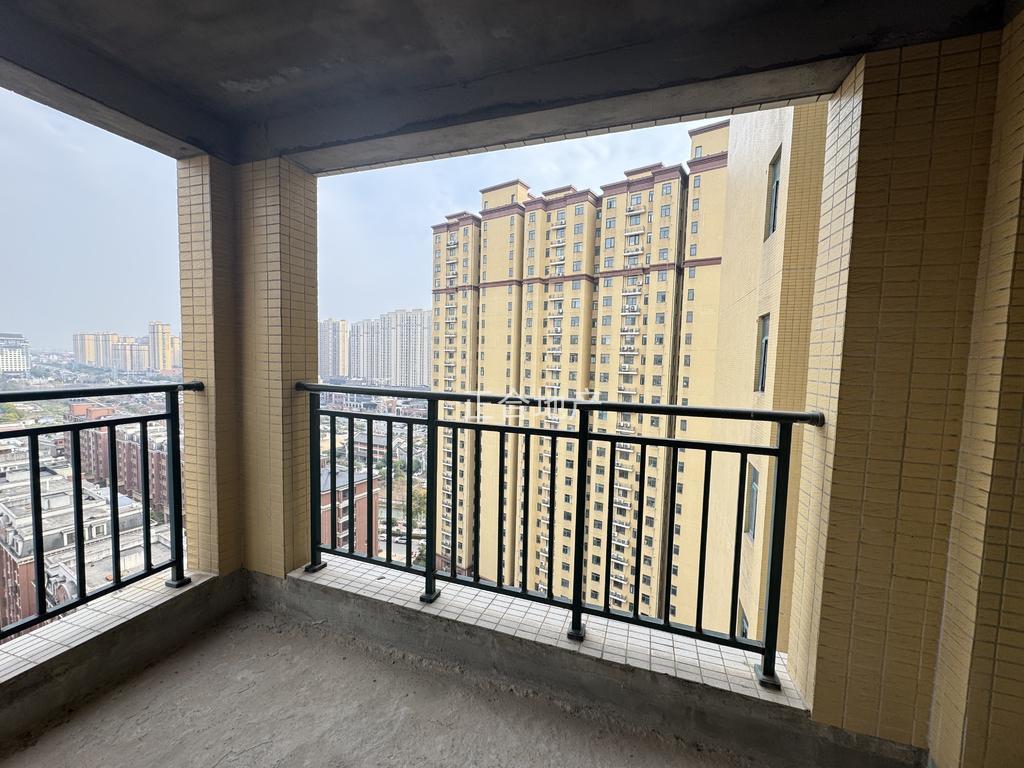 新城壹号新街，毛坯大三房，边户，好楼层，南北通透，双阳台，采光好，满五