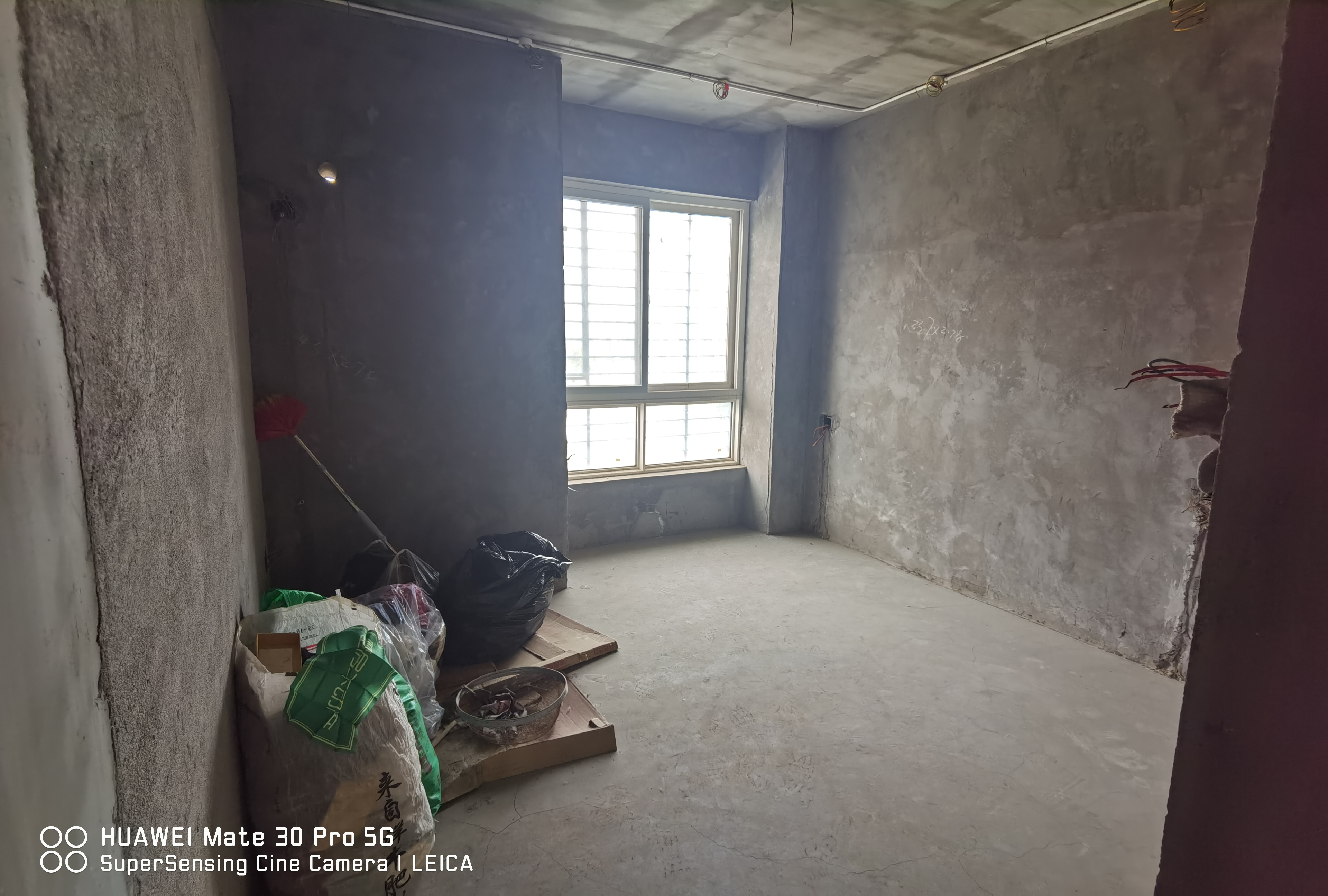 漫城林语半装修中间楼层看房方便小区环境不错出门就是伊众来电咨询吧