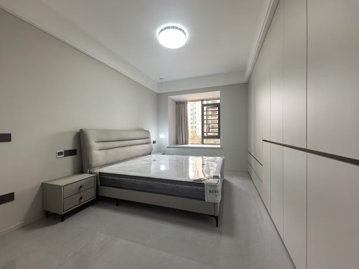 城南，御湖世家，大边户，单价5800，精装三房，送家具家电，9.9成新，一天未住