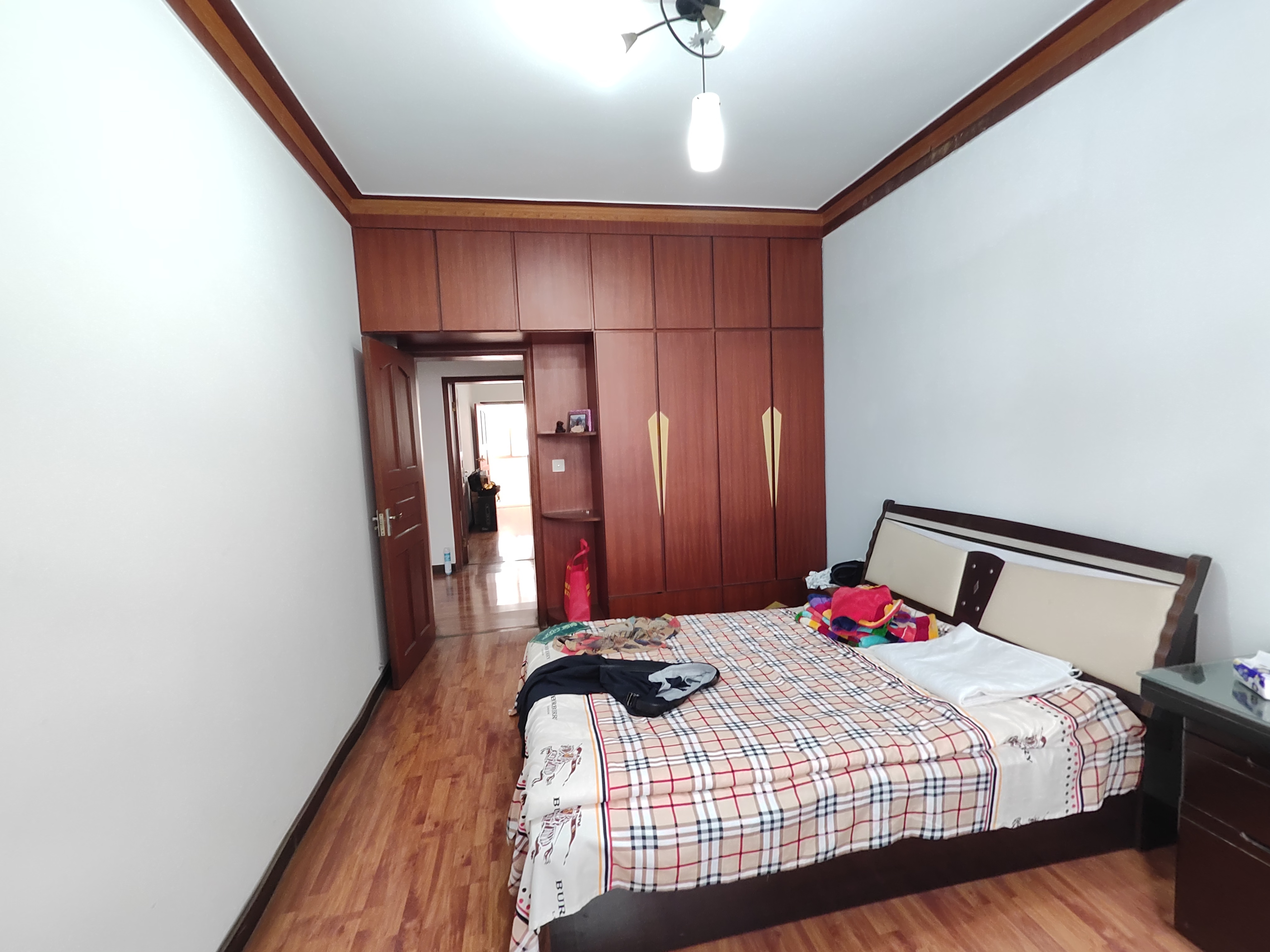 地锦小区超大五居室，四世同堂，小区邻里友好，生活交通方便！