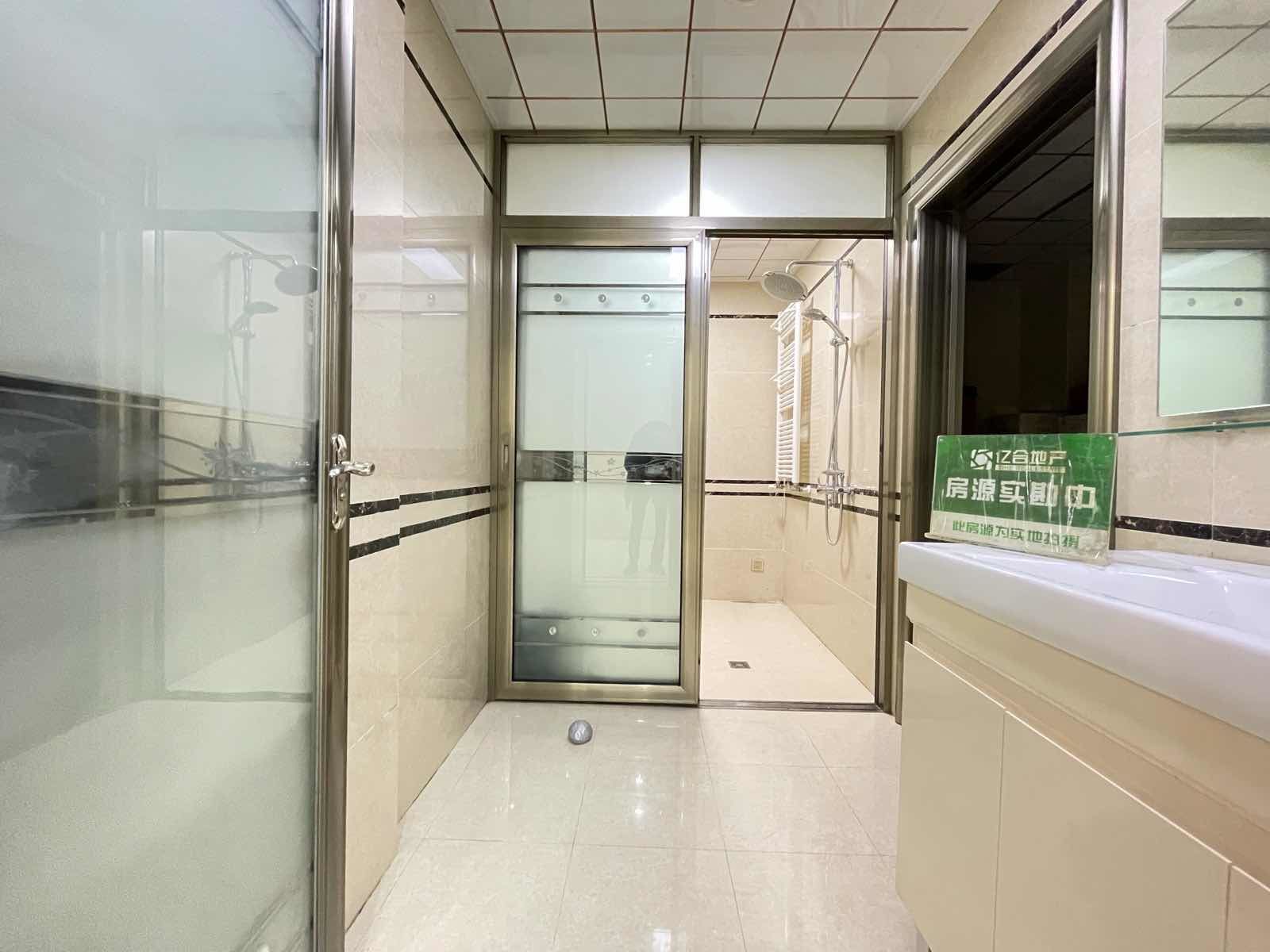 绿地尚城，du栋别墅，地面两层，地下一层，地暖空调车库都有，三面du立庭院