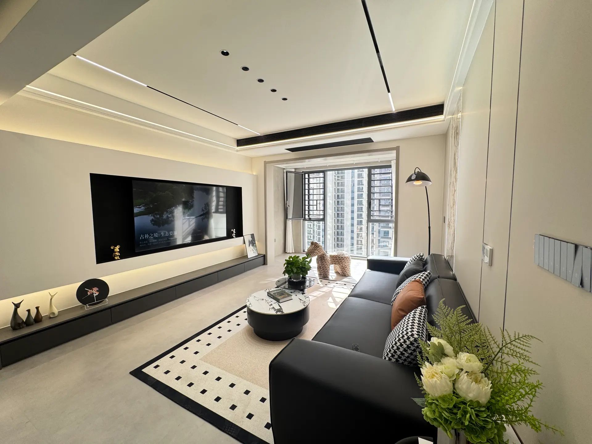 城西，风和日丽，精装四房，送一个地下车位，中间楼层，实小，仙桃三中，南北通透