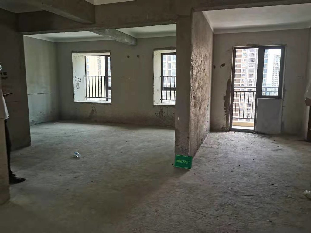 环球广场边户新华书店对面有地下停车场看房方便大三房房