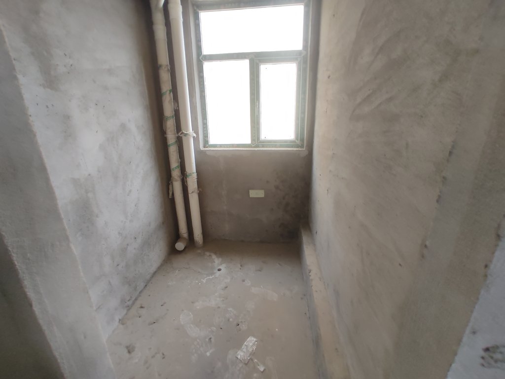 元泰清华园.毛坯大三房.证件满二.单嫁才5800多.看房方便