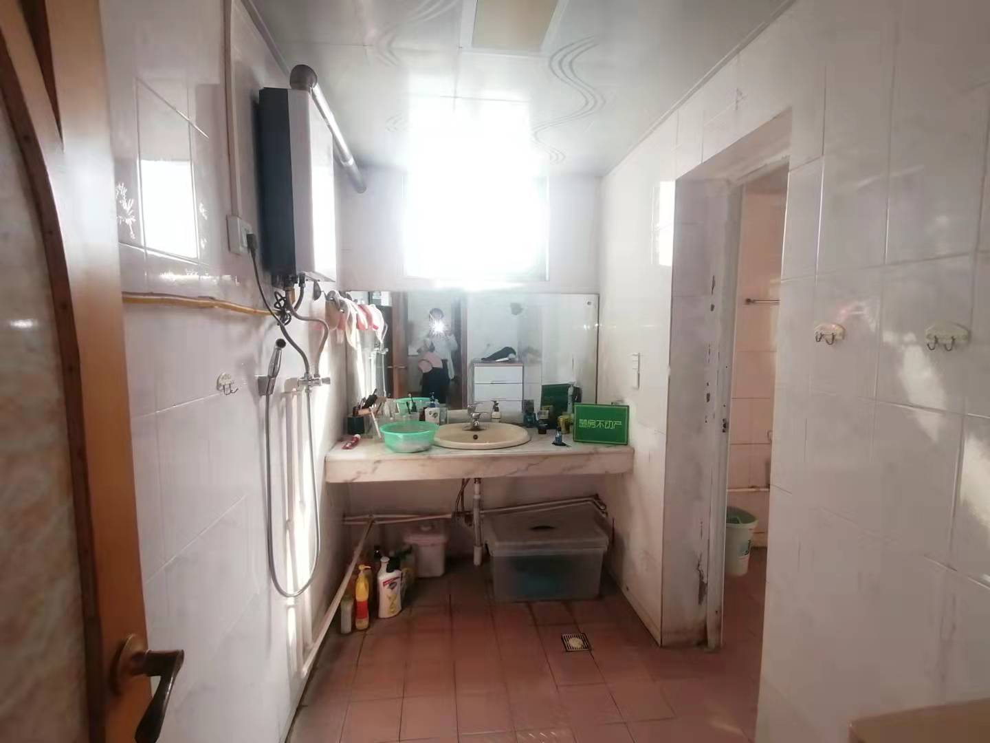 经纬楼步梯4楼精装修有大院子带地下室旁边龙华山对面中学证满2年