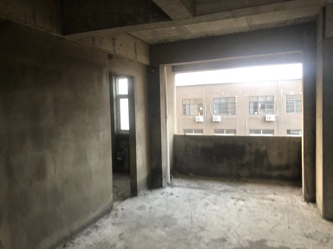 捡漏，汉江国际广场，毛坯三房两卫，一口价15.8万，前后双阳台，好楼层
