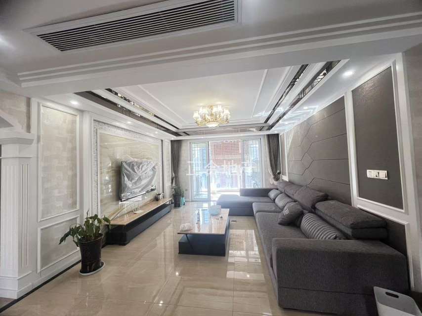 沔阳公园旁，新城壹号五期，电梯小高层。精装4房2卫，好楼层，房子在7楼，成色新，