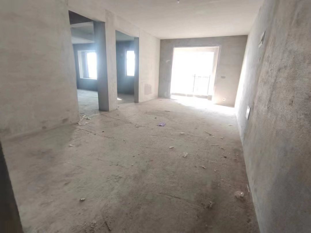 风和日丽.毛坯三房.中间楼层.业主急卖.看房方便