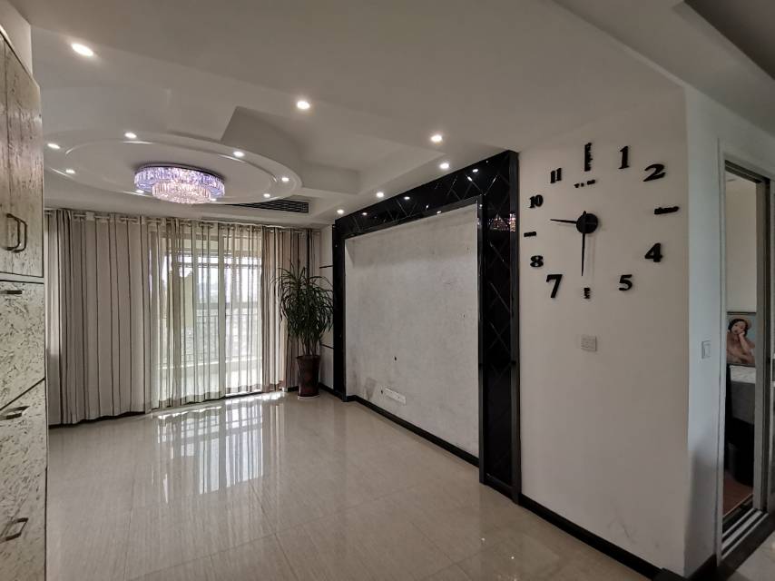 急售-绿地华庭天然氧吧，上下分层两户进出。产权面积254平米，使用面积315平米。