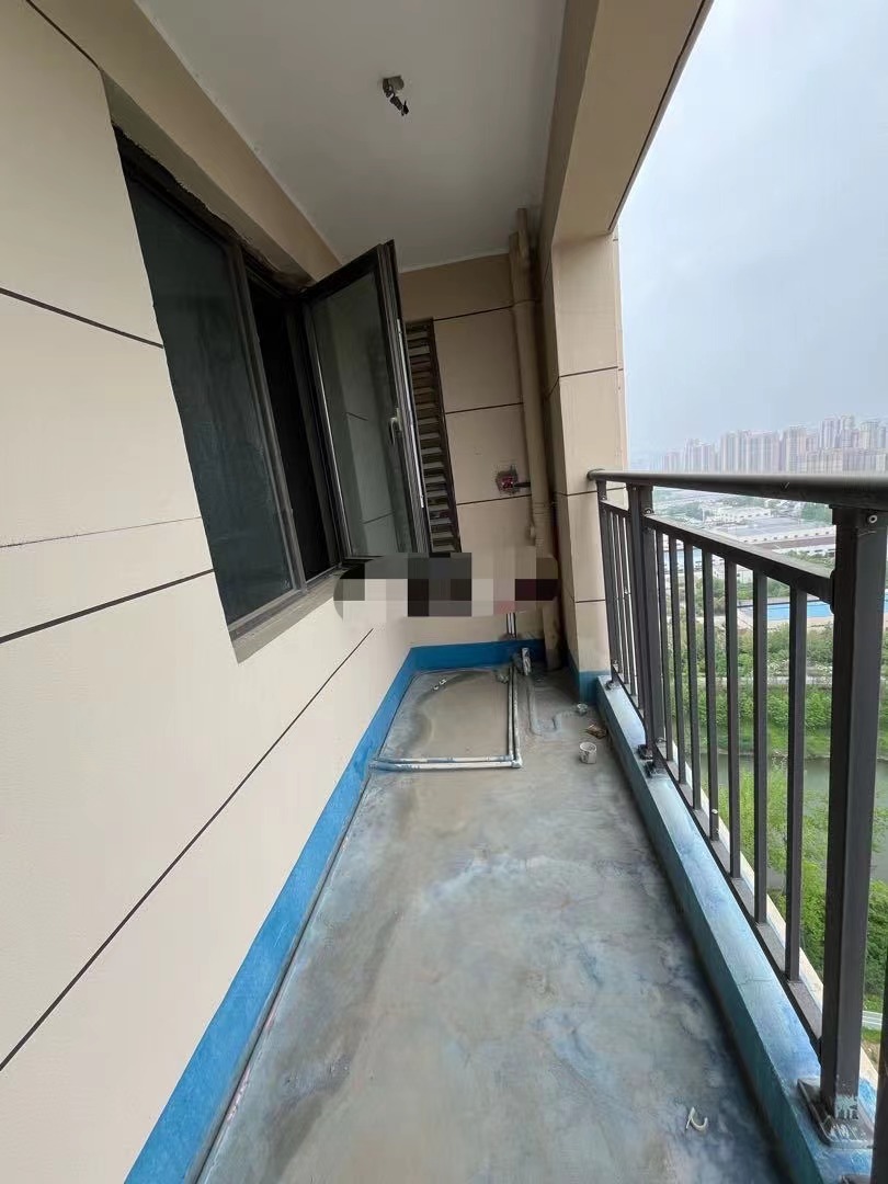 62，房东亏本出，城西大盘品质，江景房，水电已走，单价只要3700