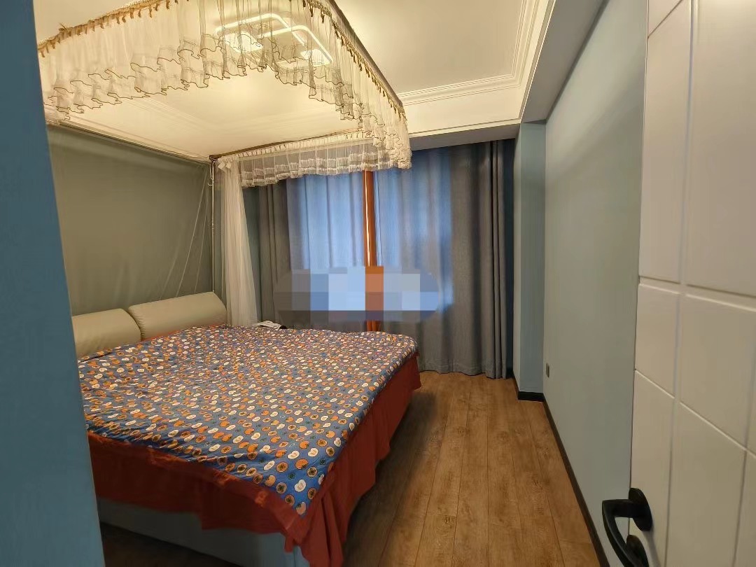 96，房东诚意出售，满庭春，精装四房，看中价格可谈，中间好楼层