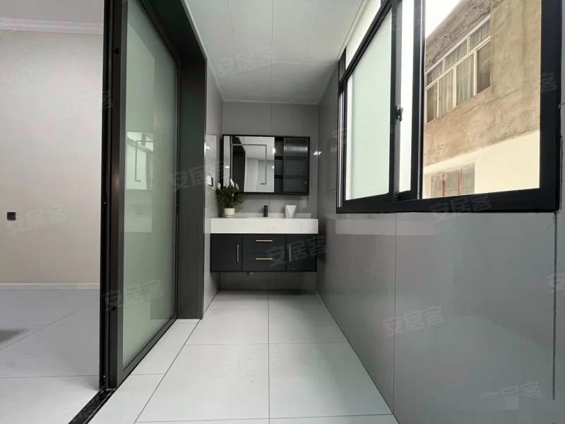 354，带50平院子，四中旁边，步梯1楼，全新9.9成新，精装4房2卫，非常适合养老