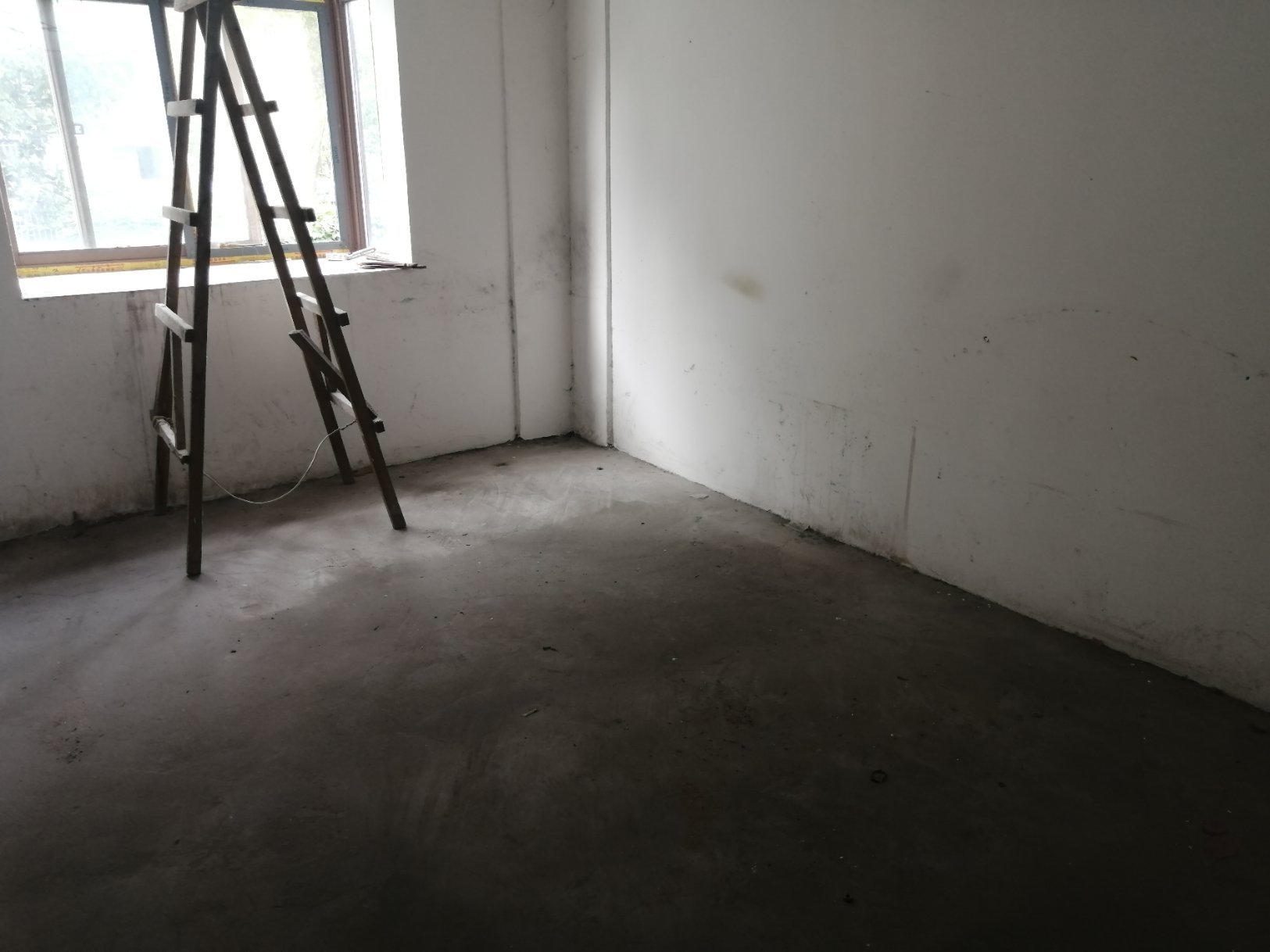 江汉名居毛坯四房，楼层非常到位，房间非常大，采光非常好