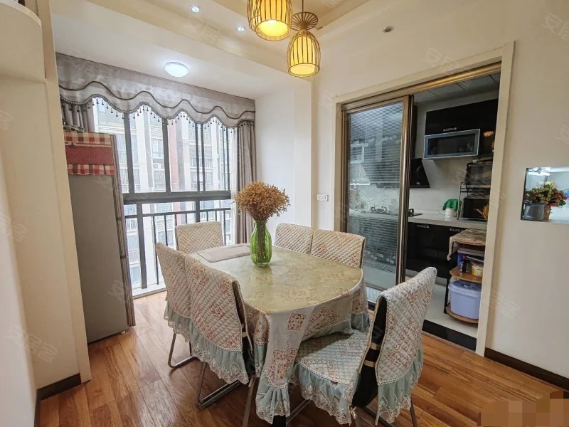 城南，新三中附近，精装三房，全屋中央空调，南北通透，电梯小高层，证满二，成色新