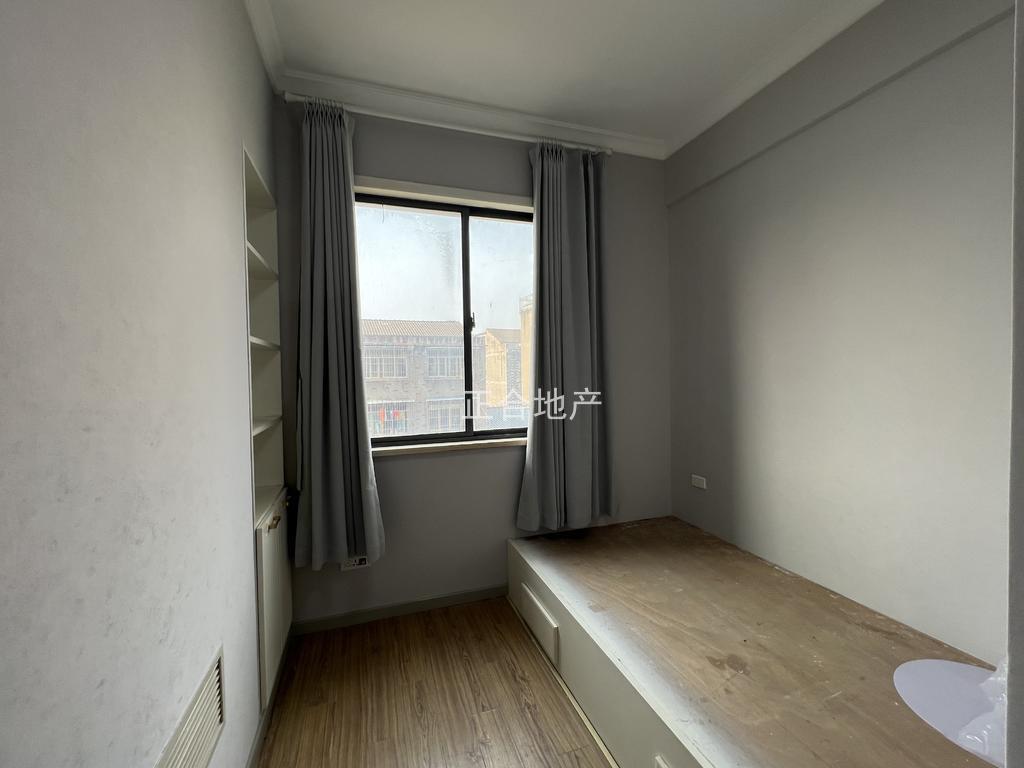 城南，忆美国际公馆，精装大四房，电梯5楼，装修成色新，单价4字出头，证满二