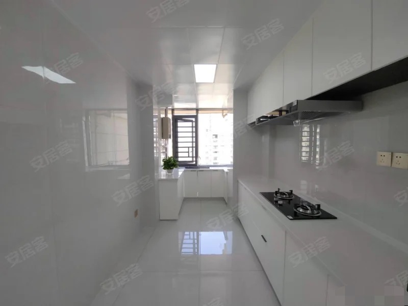 城南，御湖世家，全新装修，精装三房，边户，好楼层，南北通透