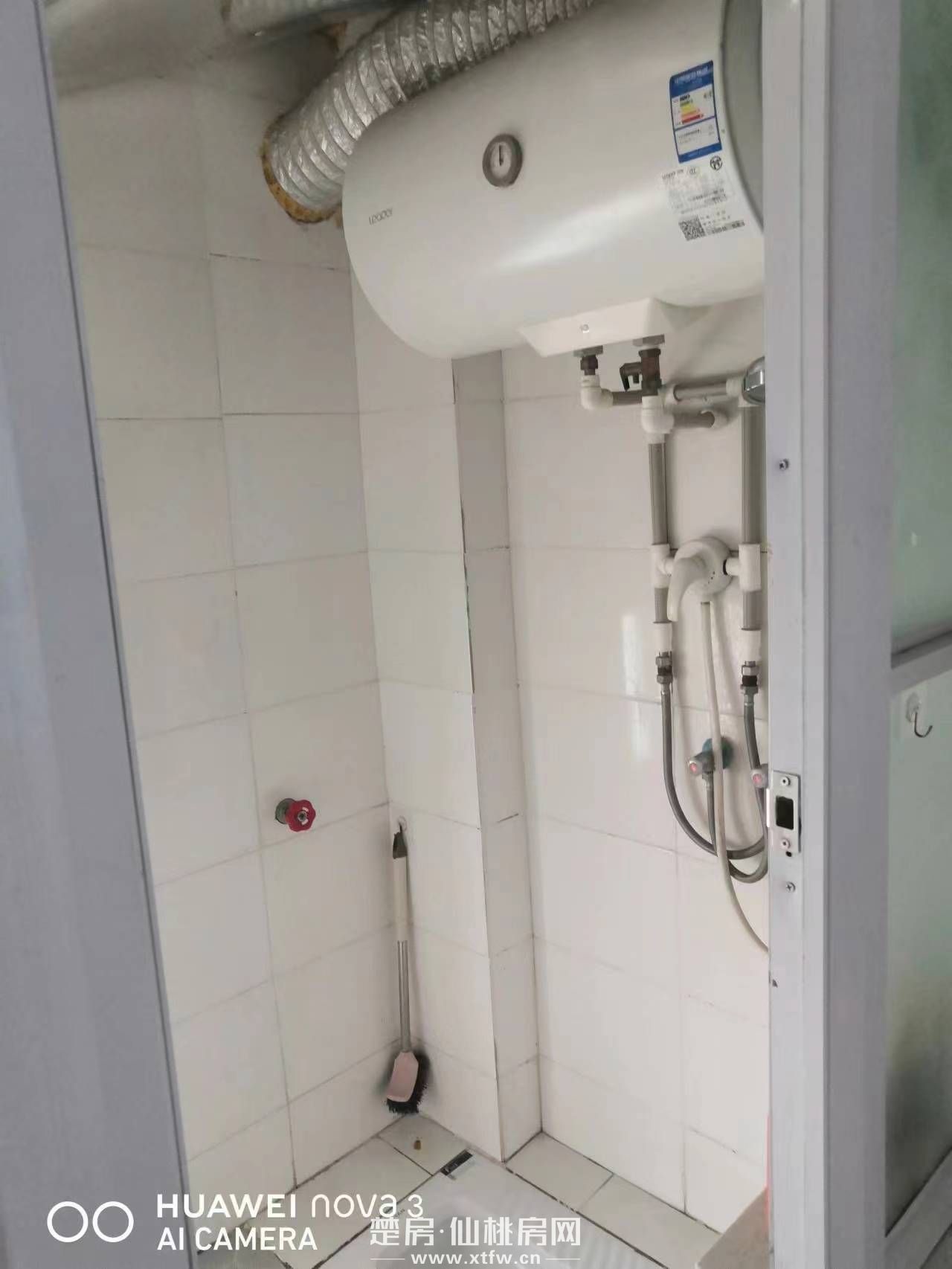 离仙桃中学和富迪三友生活广场50米，汉江学生公寓