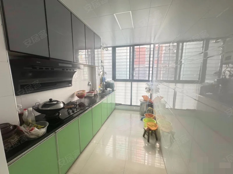 业主急卖，武商附近，步梯二楼，精装大两房成色新户型方正诚心出售拎包入住