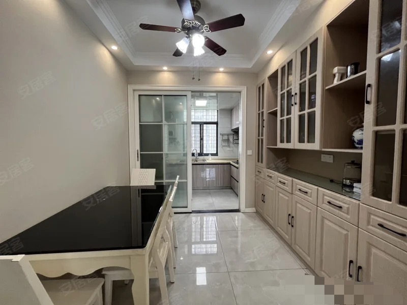 108，亏本急售，康湾一品，精装大4房，家装齐全，送一个地下车位，老证。