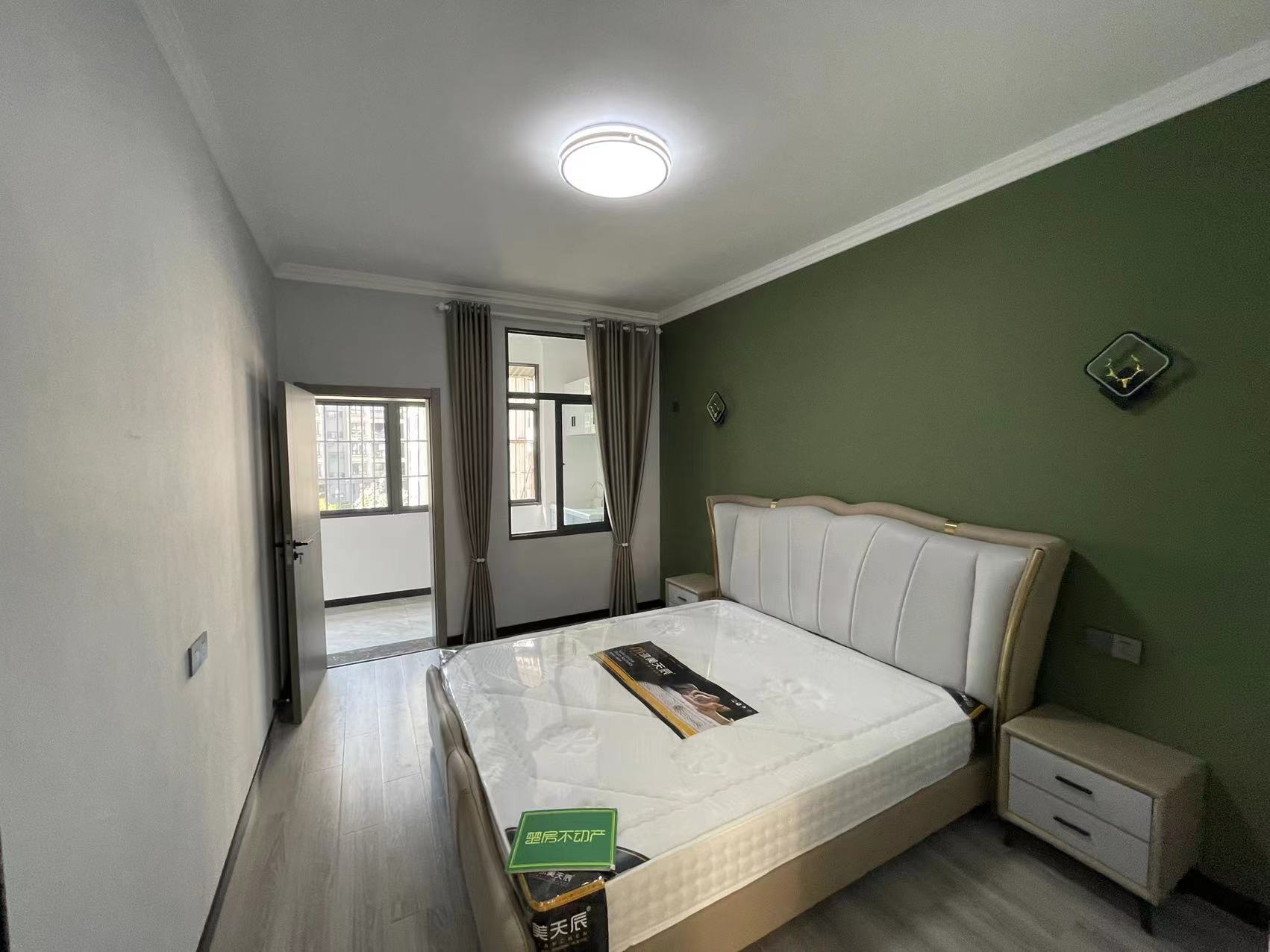 商城旁，华宝芙蓉花园，全新装修三房，步梯中层，证满二，看房方便