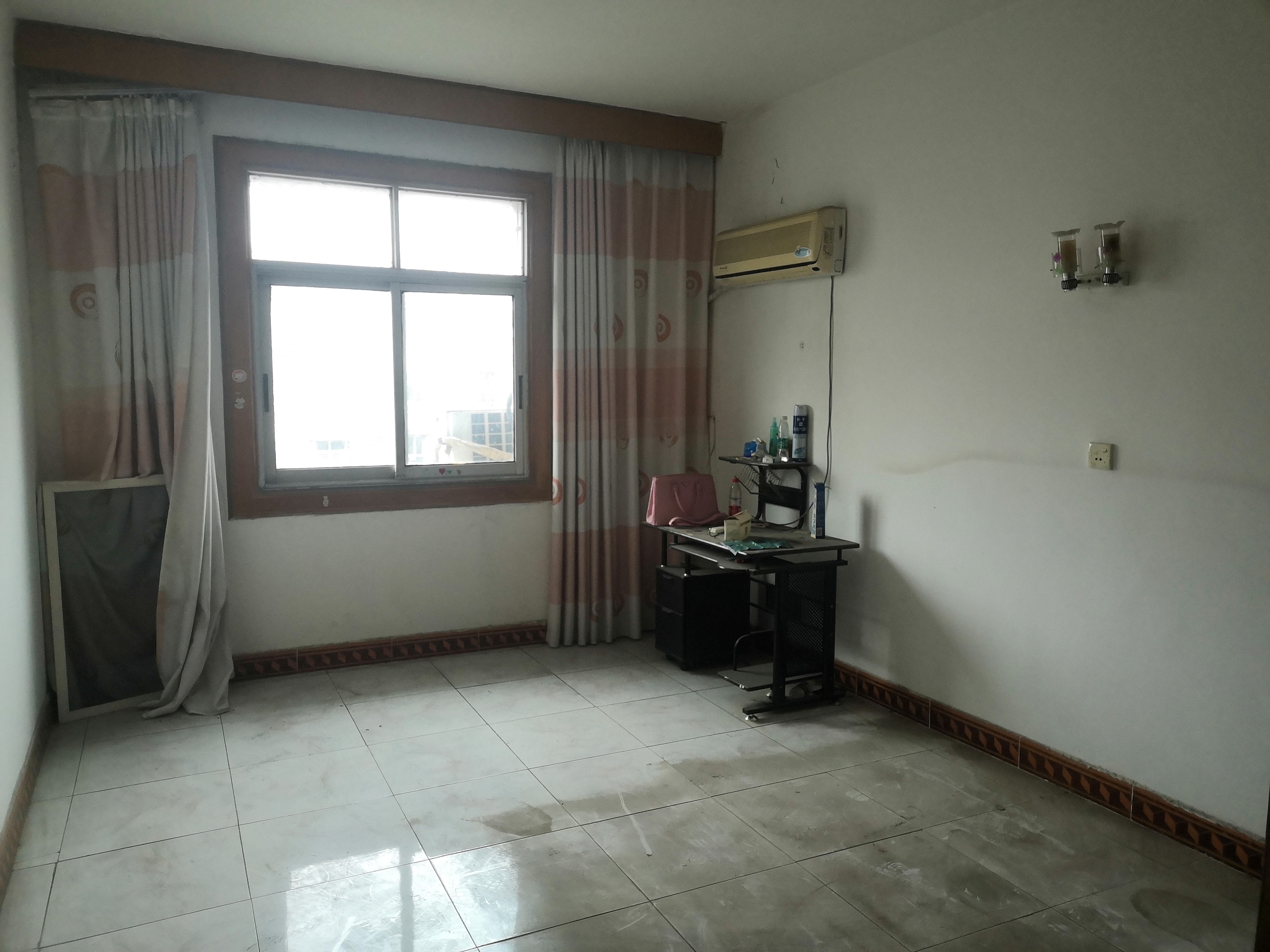 新八中附近 开发区宿舍 四房两厅一卫