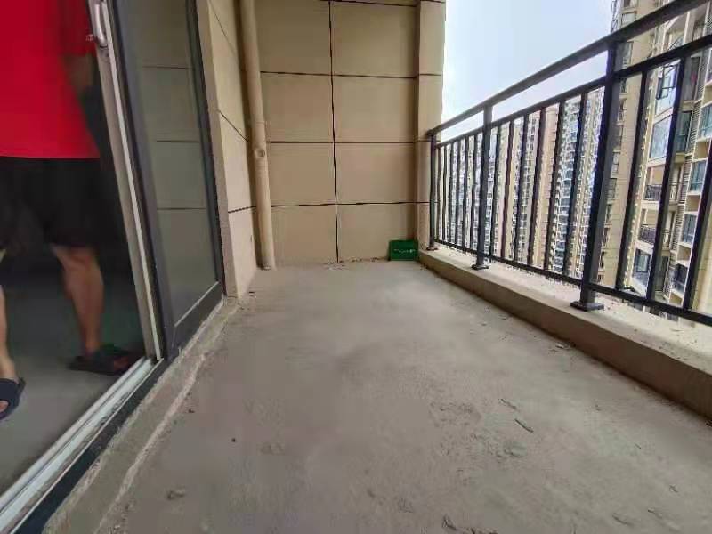 森林国际四房毛坯中间楼层湖景房！