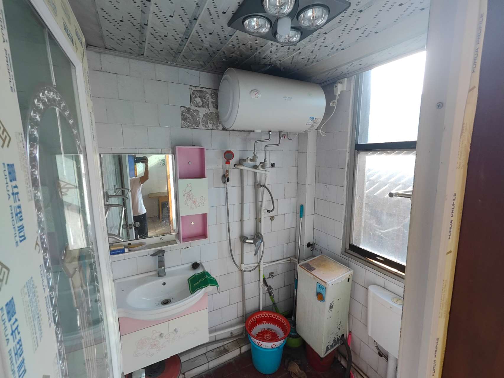 商城后面红旗电影院附近，步梯好楼层三个房间，便宜的吓人