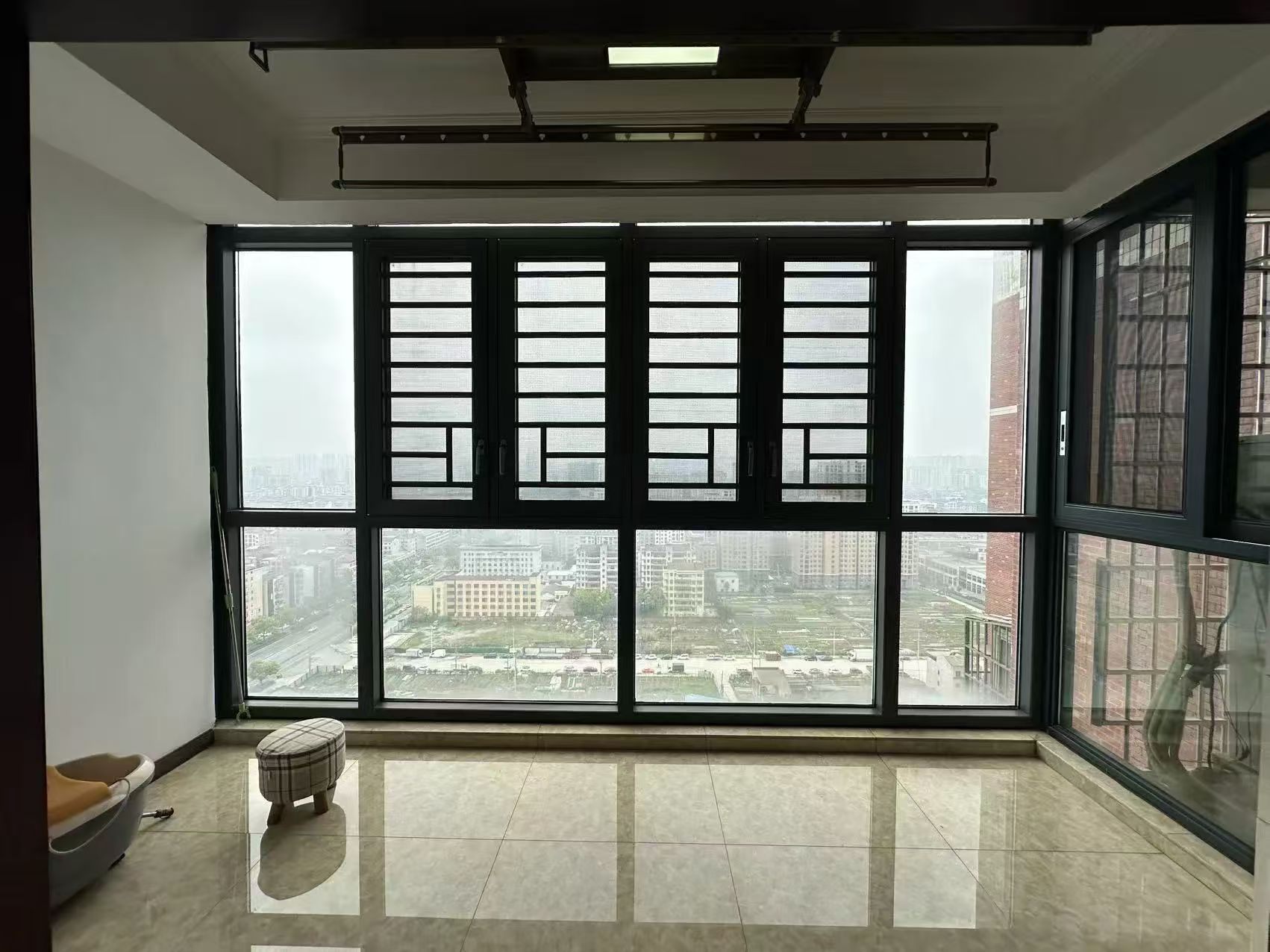 天下城市星座，电梯好楼层25楼，精装三房，一口价39.8万，证满二