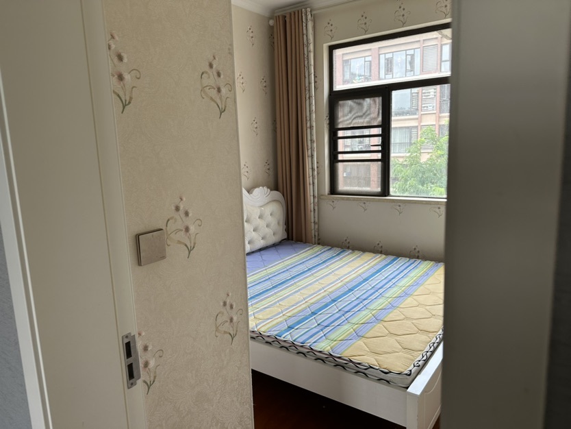 城南，新城壹号五期，6层高电梯洋房，中层，装修全送1梯2户，成色新