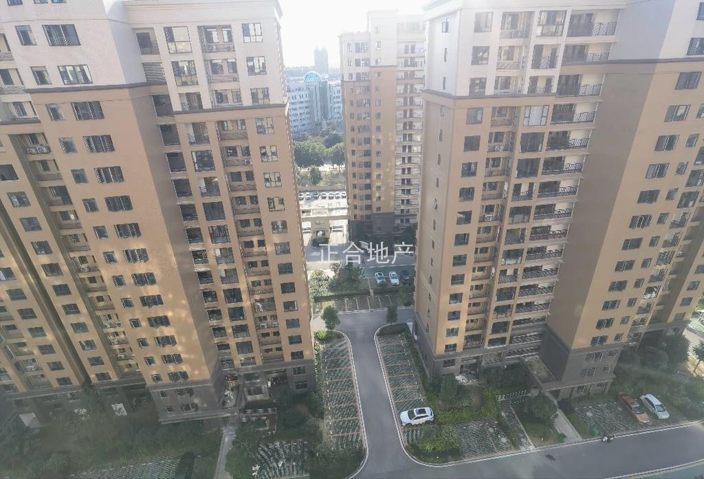 职院旁，天泽园，单价4700，送车位，毛坯三房，电梯小高层，证满二，凤凰层