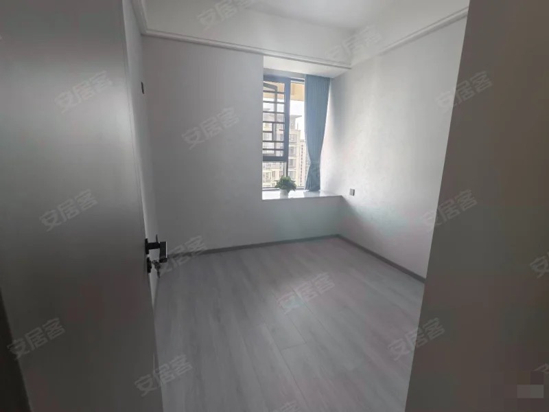 降价了，风和日丽，精装三房两卫，单价5400+，全新装修，送车位，双书包，凤凰层