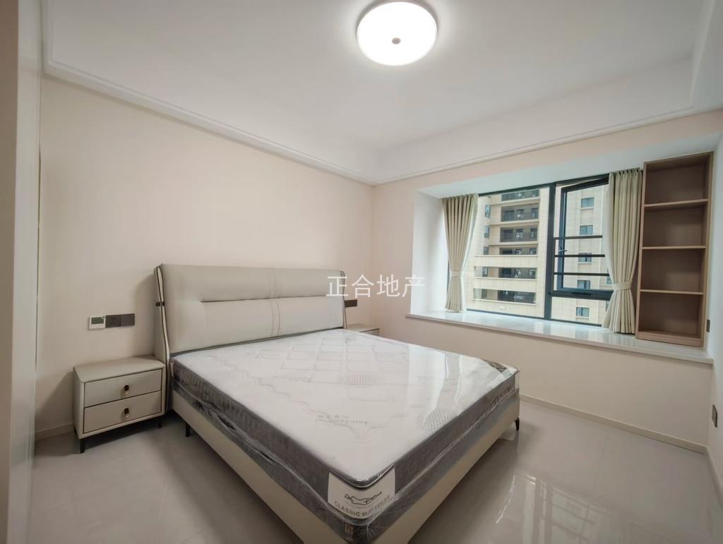 城南，御湖世家，全新精装三房二厅，证满两年，手付无要求，好楼层