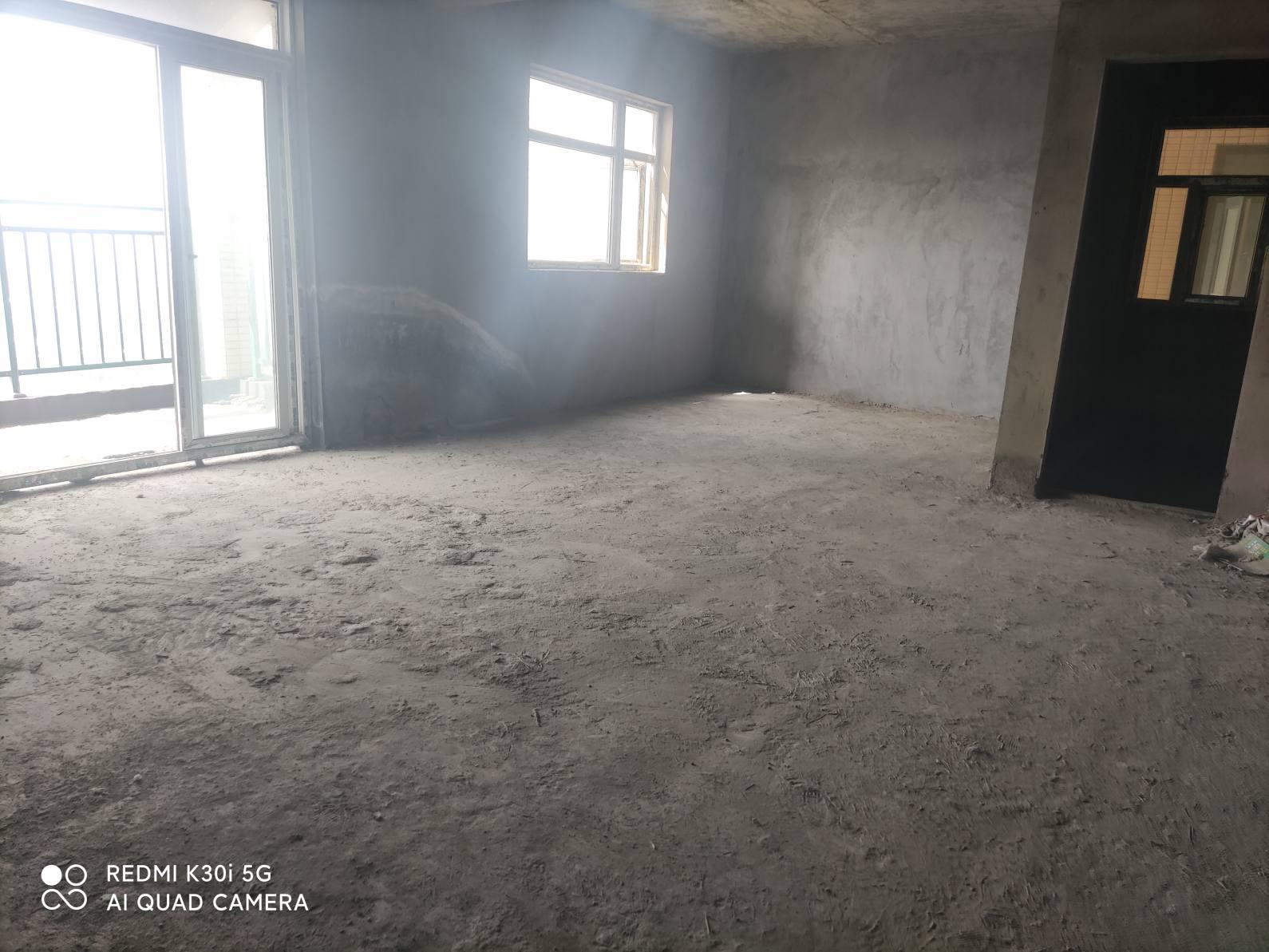 业主急售润泽天下毛坯三室两厅两卫，不动产证在手