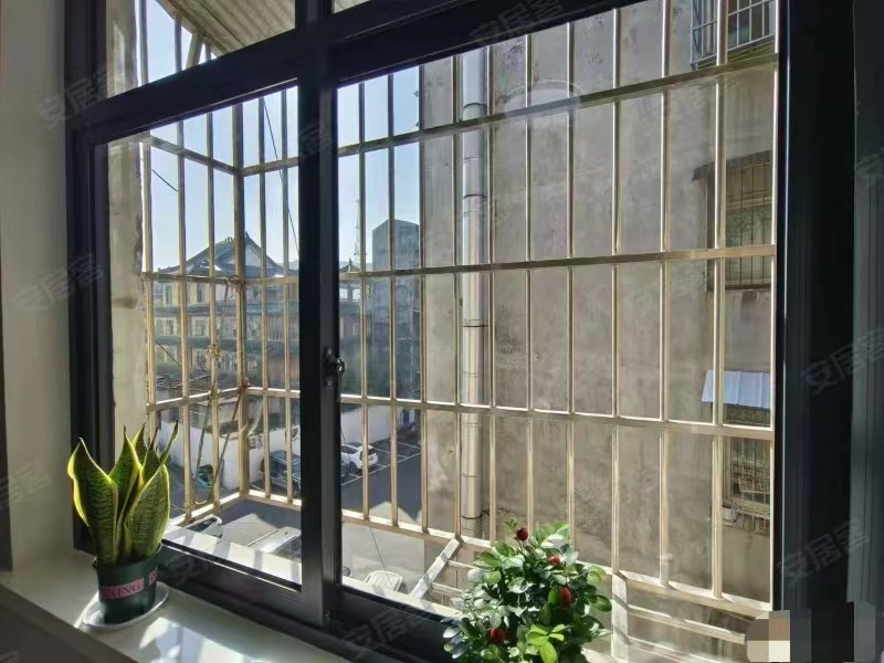 183，仙桃商城旁，交通路步梯好楼层，全新装修3房，边户，菜场周边配套全，有证